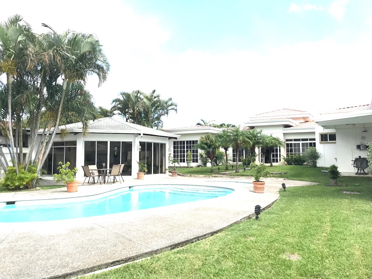 CASA EN VENTA UBICADA EN SANTA ANA
