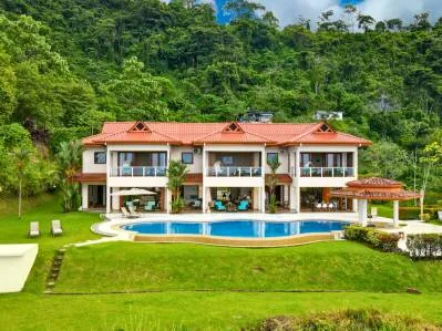 Casa de lujo con vista al mar en Ojochal, con vistas al atardecer y potencial para retiro