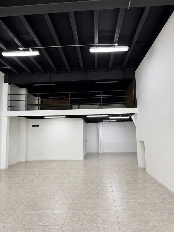 Description: Commercial space with mezzanine, visible from Route 27, photo 4