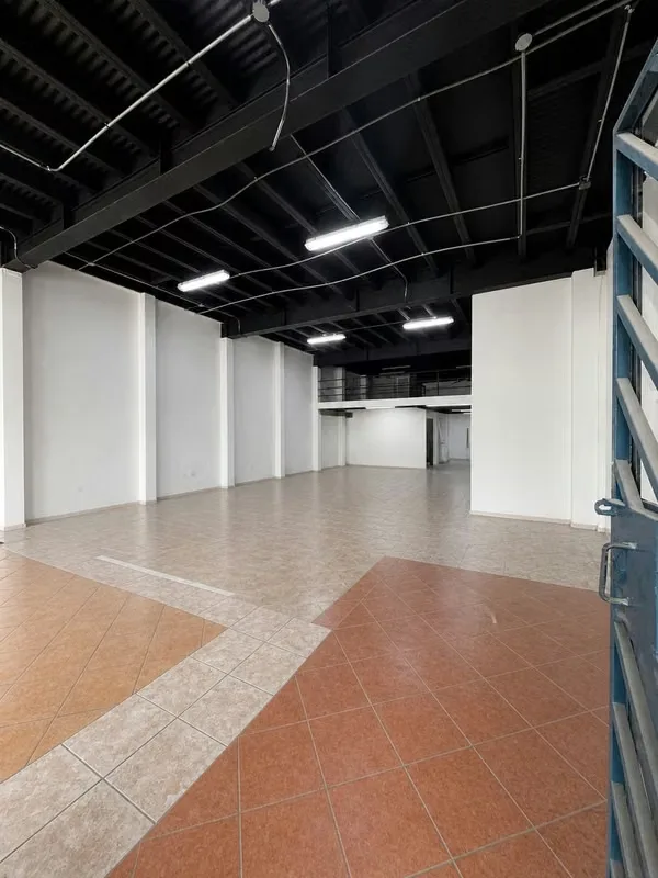 Description: Commercial space with mezzanine, visible from Route 27, photo 5