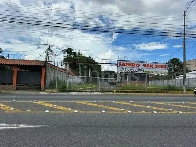 Lote comercial de 2.561 metros cuadrados situado en Zapote, San José, con un frente de 25 metros sobre calle principal y un fondo de 102 metros. La propiedad dispone de una alta ...