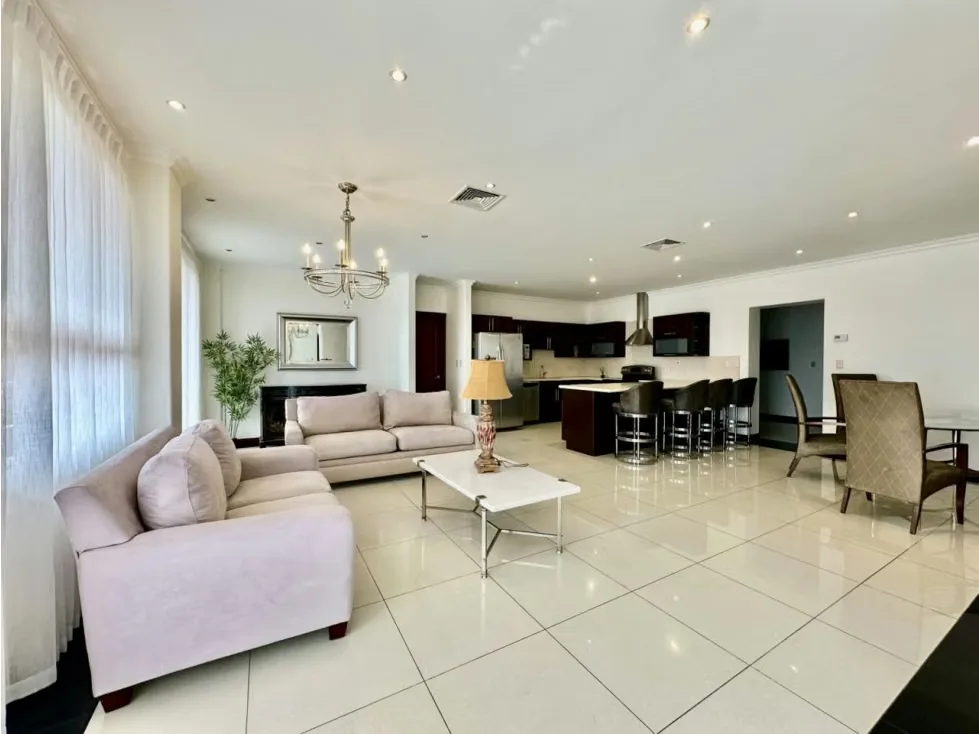 Este hermoso apartamento cuenta con tres habitaciones, sala, comedor, sala de TV, cocina, tres baños completos, medio baño para visitas, bodega y dos parqueos.