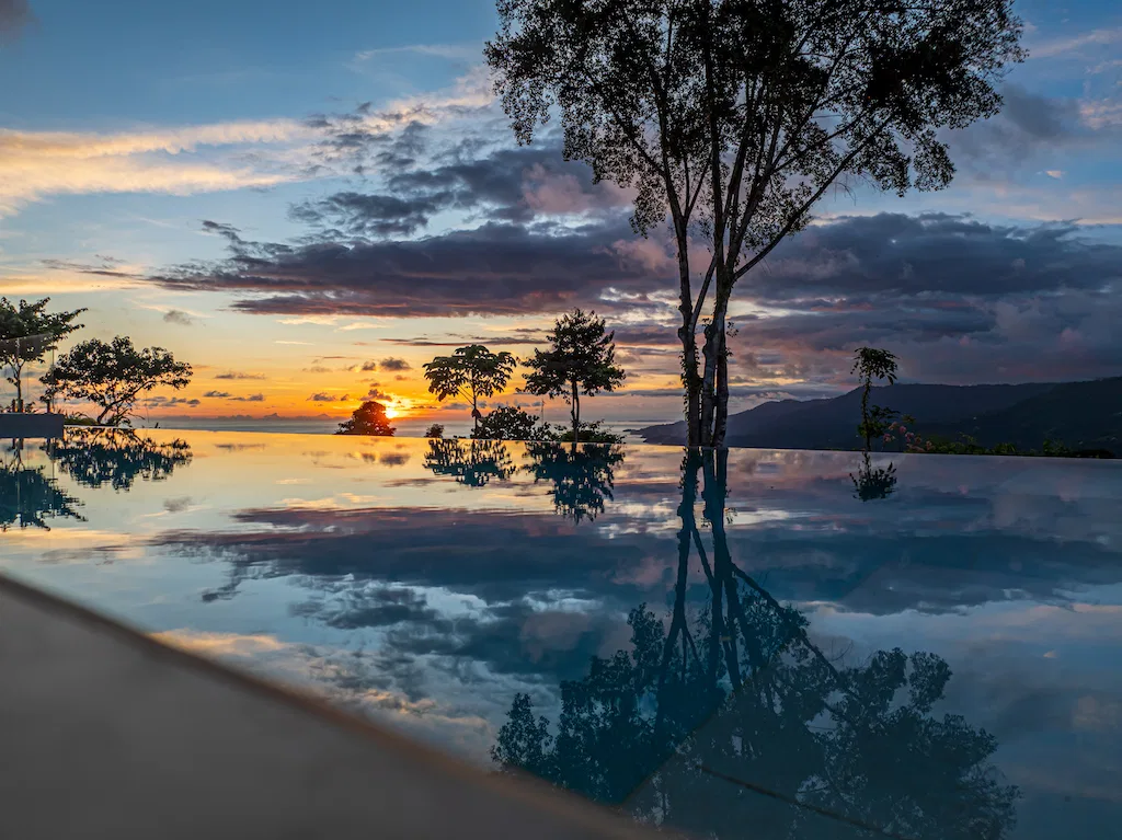PANORAMIC WHALE’S TAIL VIEW HOUSE & GUEST HOUSE WITH POOL AND RIVER FRONTAGE – 4.9 ACRES, photo 2