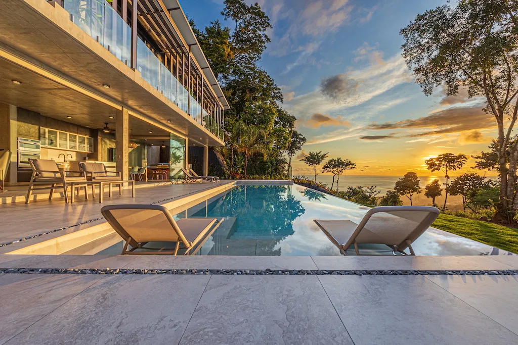 PANORAMIC WHALE’S TAIL VIEW HOUSE & GUEST HOUSE WITH POOL AND RIVER FRONTAGE – 4.9 ACRES, photo 3
