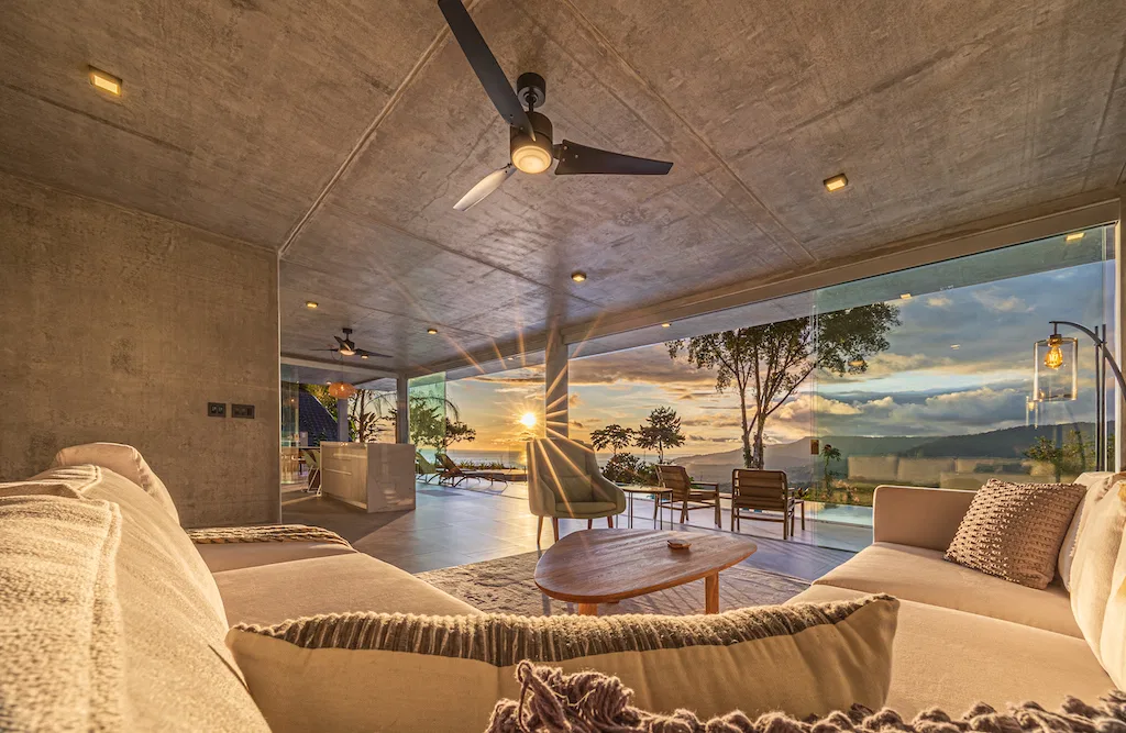 PANORAMIC WHALE’S TAIL VIEW HOUSE & GUEST HOUSE WITH POOL AND RIVER FRONTAGE – 4.9 ACRES, photo 4