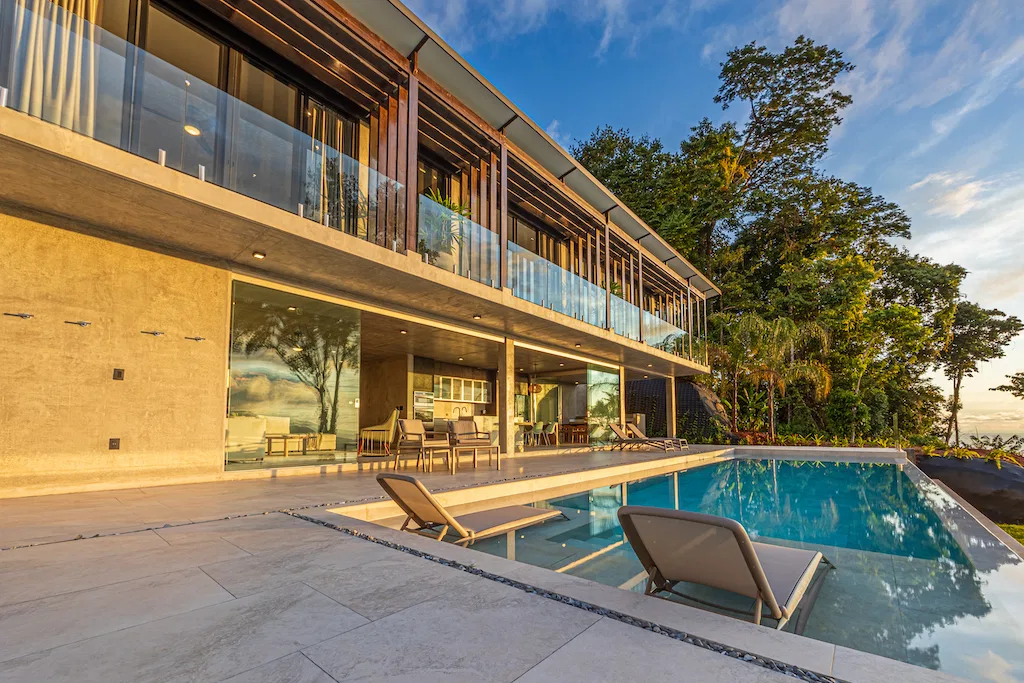 PANORAMIC WHALE’S TAIL VIEW HOUSE & GUEST HOUSE WITH POOL AND RIVER FRONTAGE – 4.9 ACRES, photo 5