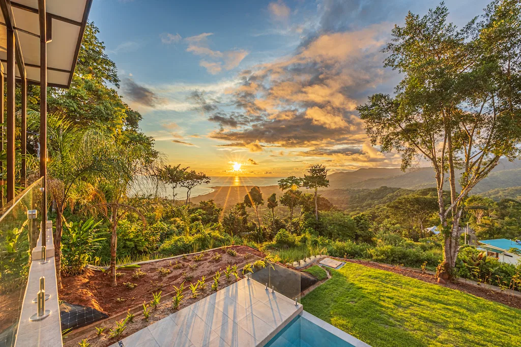 PANORAMIC WHALE’S TAIL VIEW HOUSE & GUEST HOUSE WITH POOL AND RIVER FRONTAGE – 4.9 ACRES, photo 8