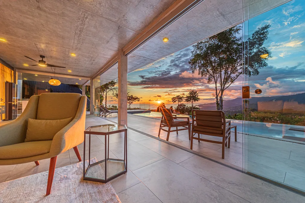 PANORAMIC WHALE’S TAIL VIEW HOUSE & GUEST HOUSE WITH POOL AND RIVER FRONTAGE – 4.9 ACRES, photo 9