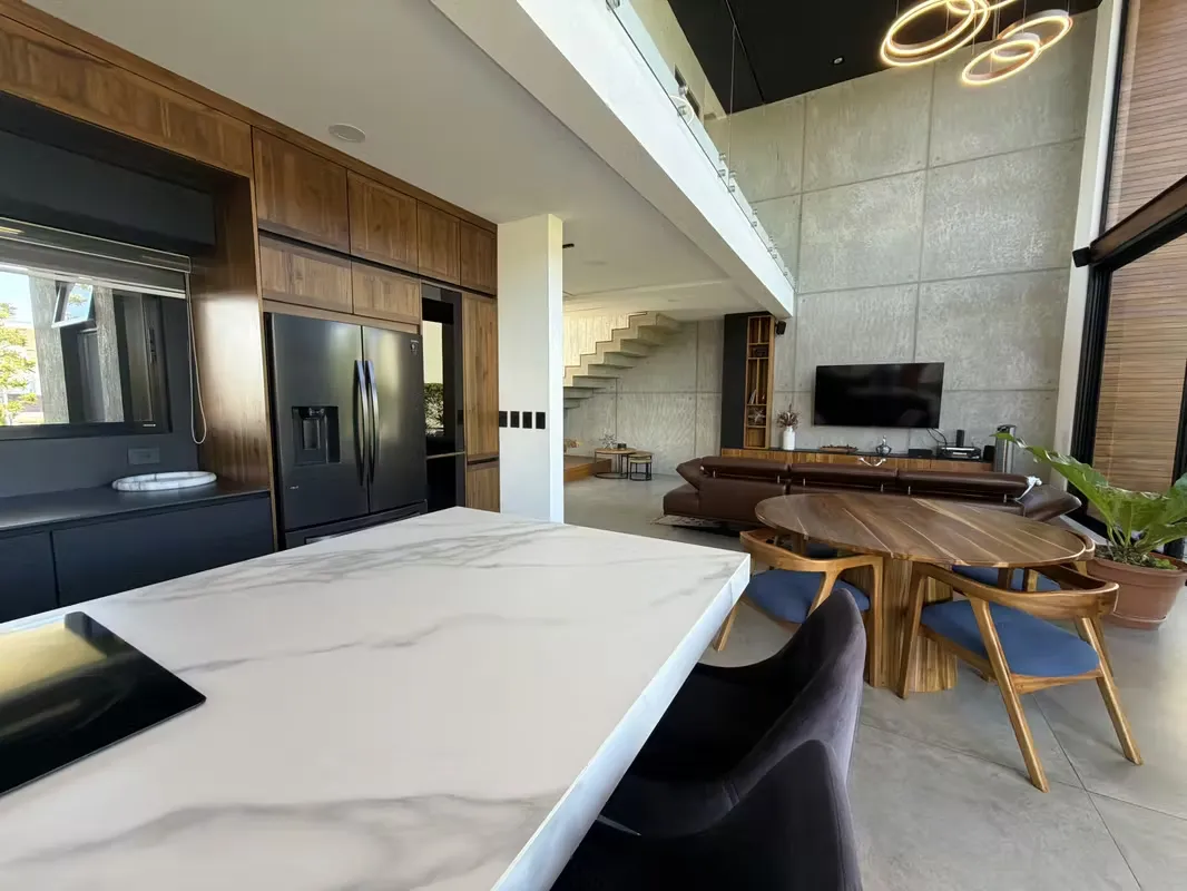 Propiedades con este nivel de acabados, completamente amuebladas y ubicadas en condominios exclusivos en Ulloa, no permanecen ...