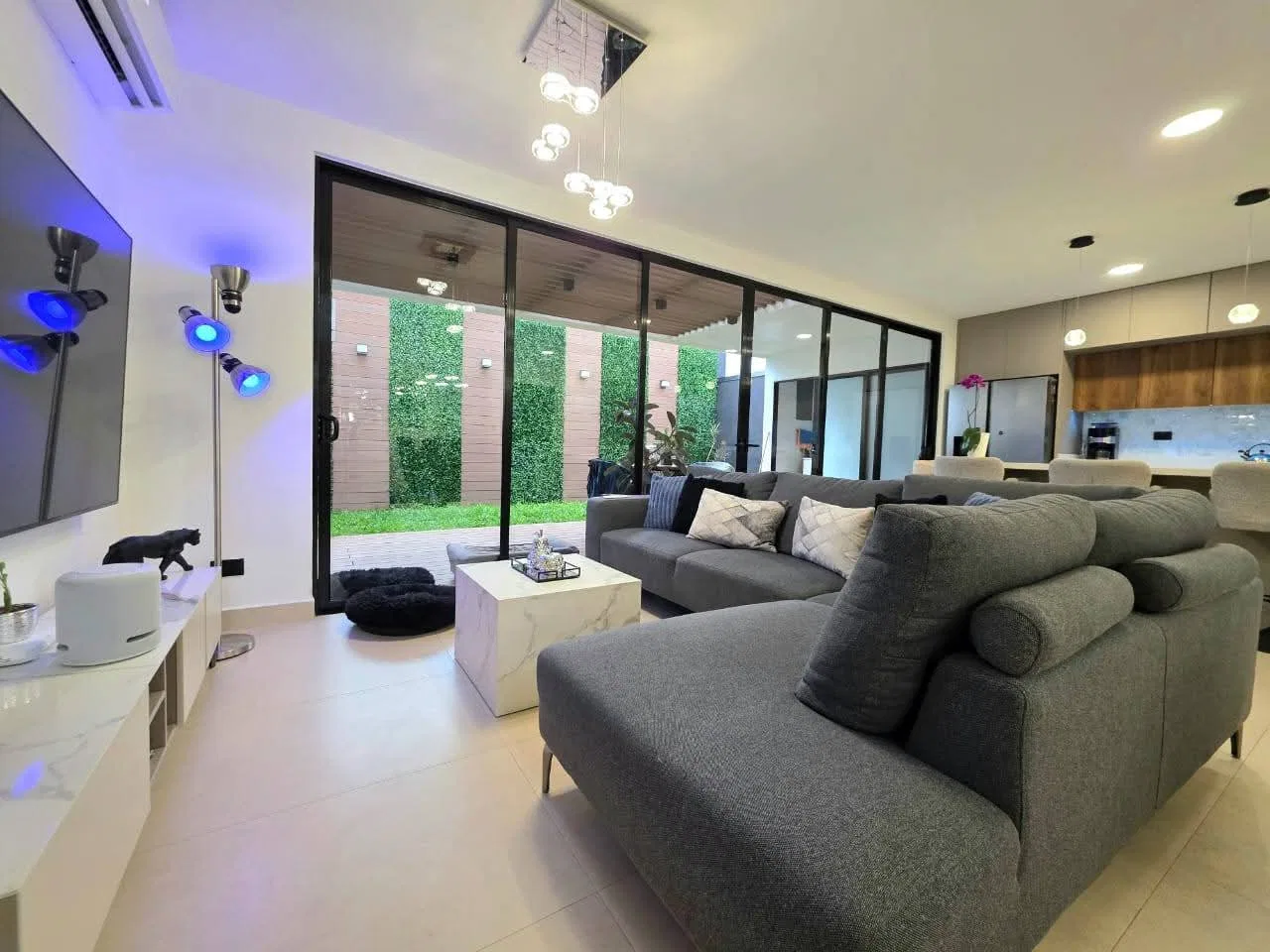 Casa de Dos Niveles en Alquiler - Condominio en Guachipelín, Escazú