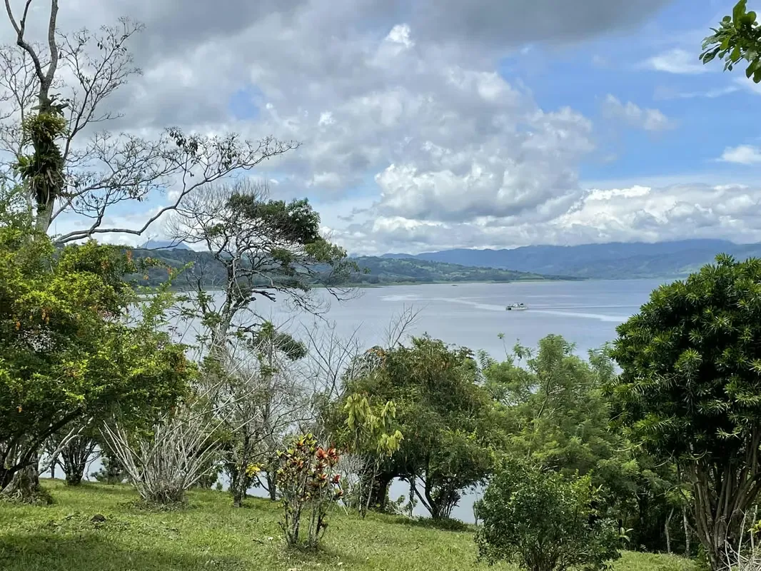 Land for sale in Nuevo Arenal with access to the Lake and Valcano view, photo 3