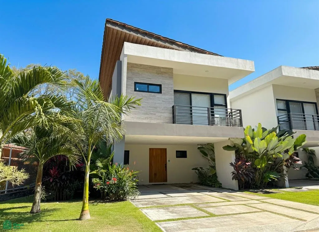 Moderna casa de 2 dormitorios en comunidad cerrada y segura en Playa Hermosa