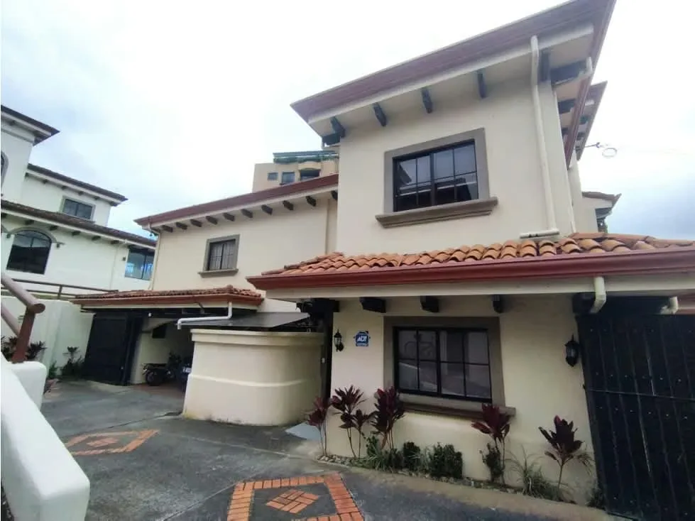 Exclusiva casa en Jaboncillos, Zona Antiguo Monasterio, en condominio de 5 unidades que lo hace muy privado, tranquilo y seguro, con una excelente ubicación en una de las mejores zonas ...