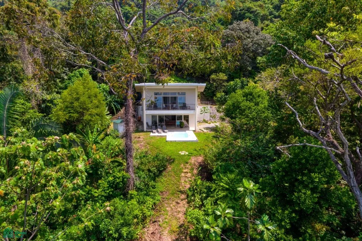12,25 ACRES – Casa de 2 pisos y 3 habitaciones con vista al mar!