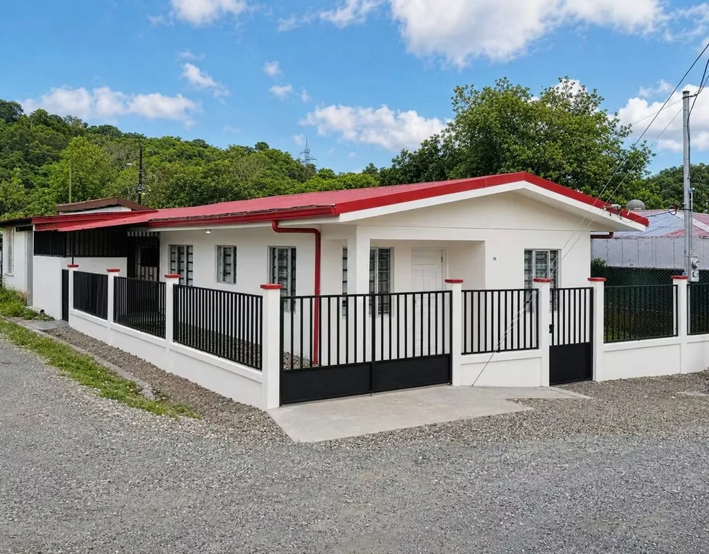 Venta/cambio de casa esquinera completamente remodelada • 3 habitaciones • Río Claro, Golfito