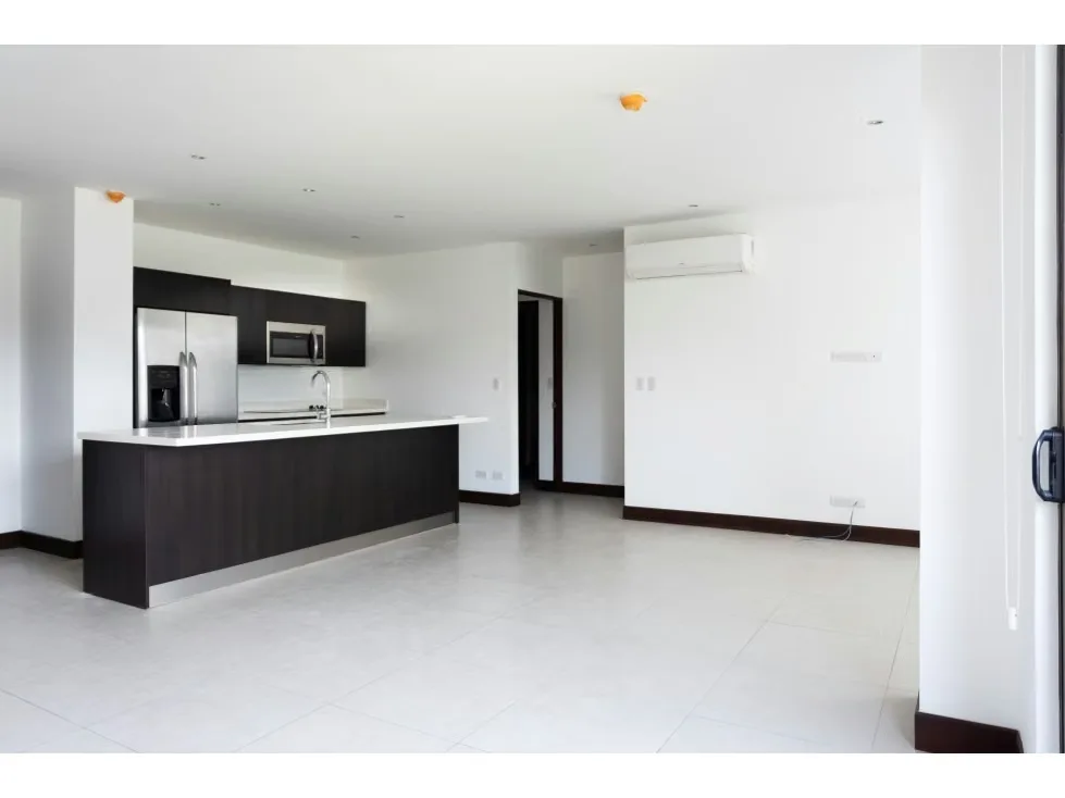 Se alquila amplio apartamento en condominio, cuenta con dos amplias habitaciones y dos baños. Amplia Sala. preciosa cocina, area de lavado, persianas, aire acondicionado en la ...