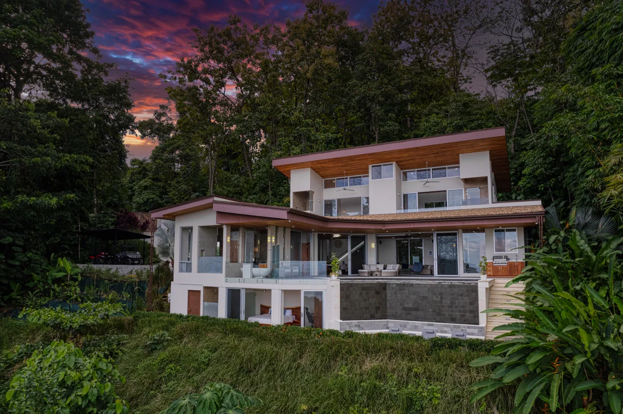 LUXURIOUS TROPICAL STYLE 4 BEDROOM CASA SULIT – 2 ACRES, photo 3