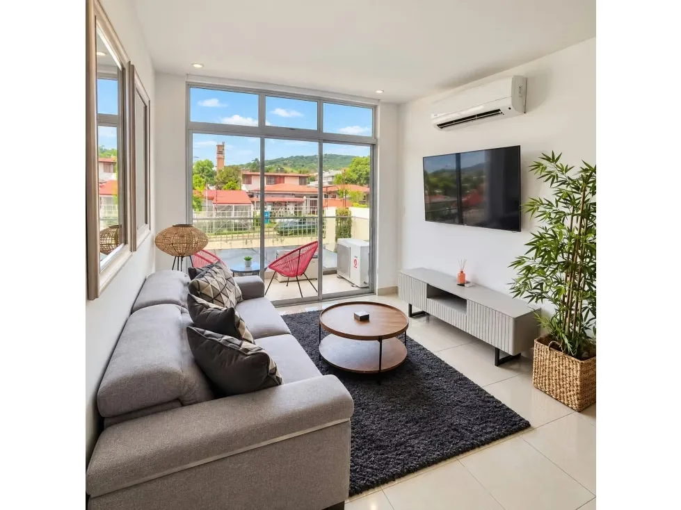 Nos complace presentarle una excelente oportunidad de alquiler en Riverpark, Santa Ana Centro: un moderno apartamento completamente amueblado.