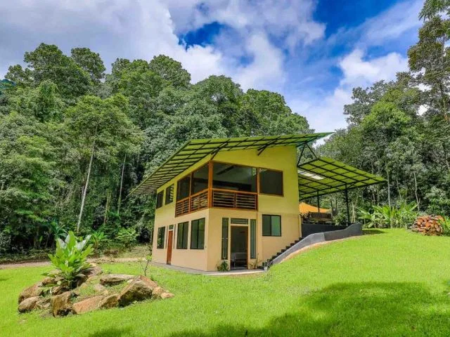 Las Tumbas Diamante Valley close to Dominical Beach