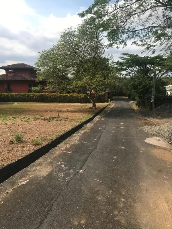 Este terreno se encuentra Brasil de Mora en una urbanización Privada muy cerca centros comerciales, a solo 5 minutos del centro de Ciudad Colón y de la ruta 27.