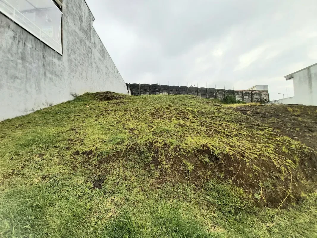 The land has 196m2 and is located in a condo where it is built to the customer's taste.