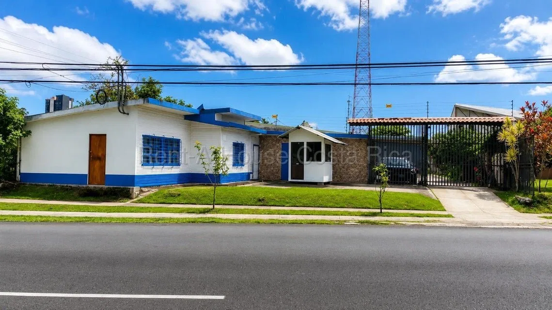Venta de Lote + Bodega y Oficinas en Zapote-San José. RAH 27-134 - Venta en San José