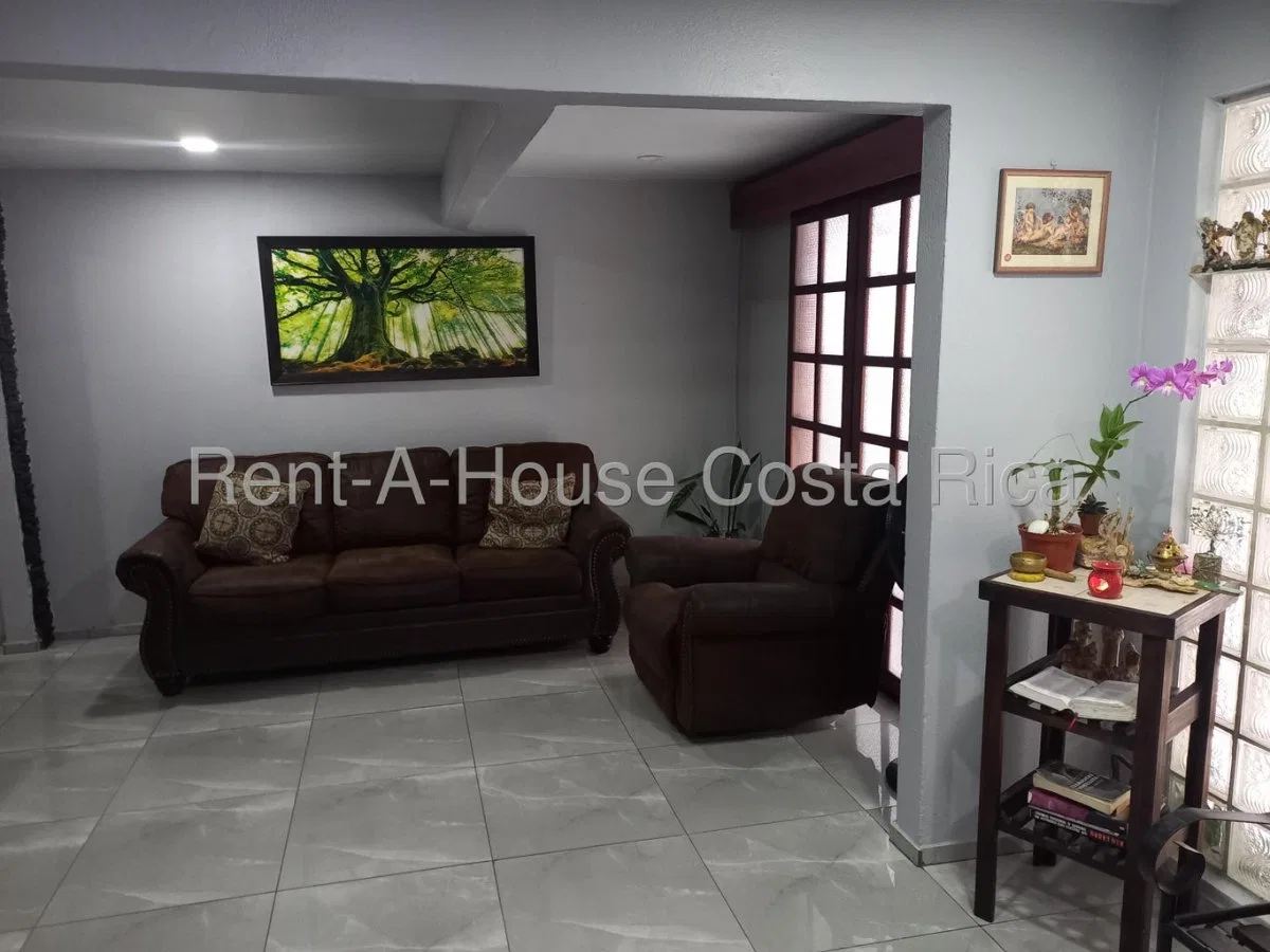 Venta de amplia casa familiar con excelente ubicación en Guadalupe #26-1417 GS - Venta en Goicoechea