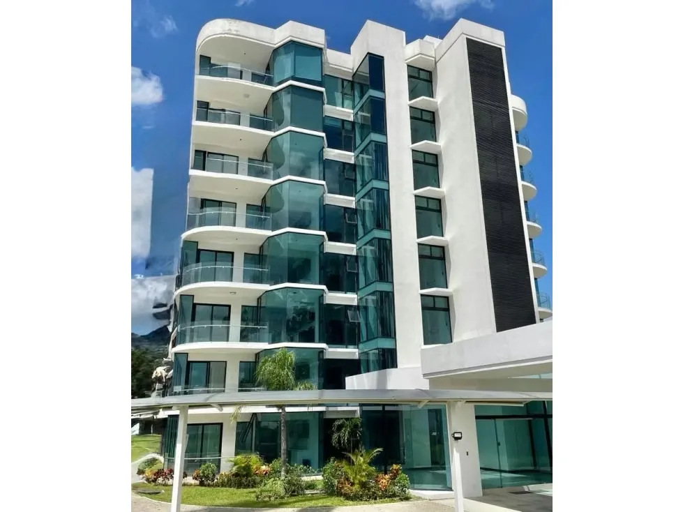 En Los Laureles en Escazú, muy cerca del Costa Rica Country Club, estratégicamente conveniente con conexión con restaurantes, centros comerciales, cines, colegios y oficinas.