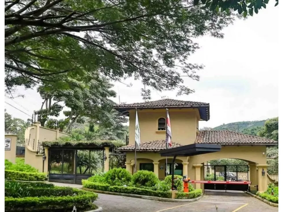 Venta de hermosa y moderna casa en el más prestigioso condominio del este de San José con acceso controlado, circuito cerrado de cámaras de tv, seguridad 24/7, calles amplias de ...