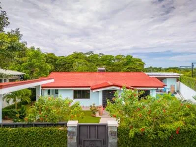 Villa Esmeralda: gran piscina, gran terreno, gran estilo de vida. En el centro de Uvita