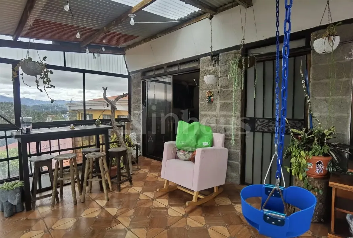 Propiedad con una casa y dos apartamentos. En primera planta tenemos 4 habitaciones y 3 baños completos, sala, comedor y cocina, además de un área de patio. En la segunda planta hay ...