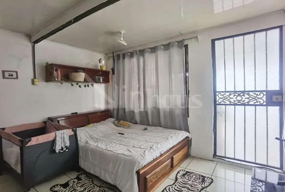 Propiedad con una casa y dos apartamentos. En primera planta tenemos 4 habitaciones y 3 baños completos, sala, comedor y cocina, además de un área de patio. En la segunda planta hay ..., photo 3