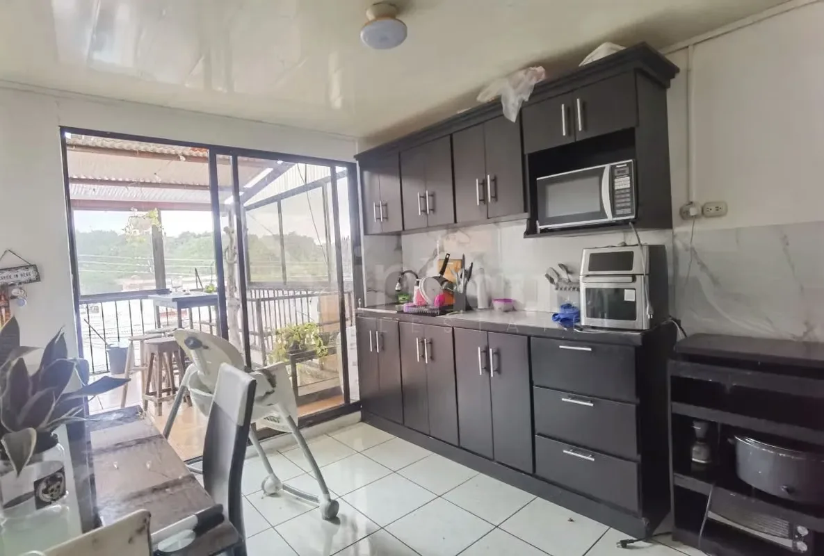 Propiedad con una casa y dos apartamentos. En primera planta tenemos 4 habitaciones y 3 baños completos, sala, comedor y cocina, además de un área de patio. En la segunda planta hay ..., photo 5