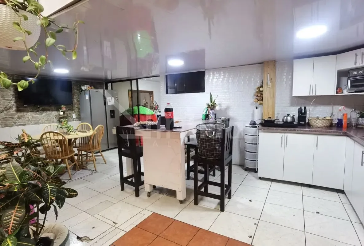 Propiedad con una casa y dos apartamentos. En primera planta tenemos 4 habitaciones y 3 baños completos, sala, comedor y cocina, además de un área de patio. En la segunda planta hay ..., photo 6