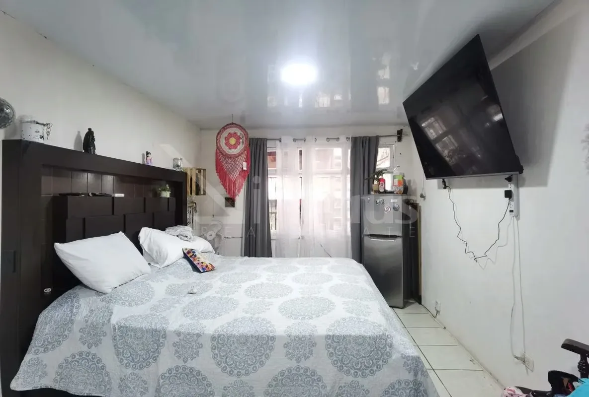 Propiedad con una casa y dos apartamentos. En primera planta tenemos 4 habitaciones y 3 baños completos, sala, comedor y cocina, además de un área de patio. En la segunda planta hay ..., photo 7