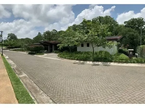 This home is located in the exclusive residential community of Hacienda Espavel, in La Guácima, Alajuela. It features 400 m² of living space on a 807 m² lot. The property includes a ..., photo 15