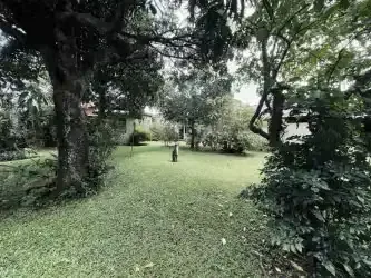 MA Advisories sells large lot of 893 m2 Use of Joint Soil, with two houses in good condition.