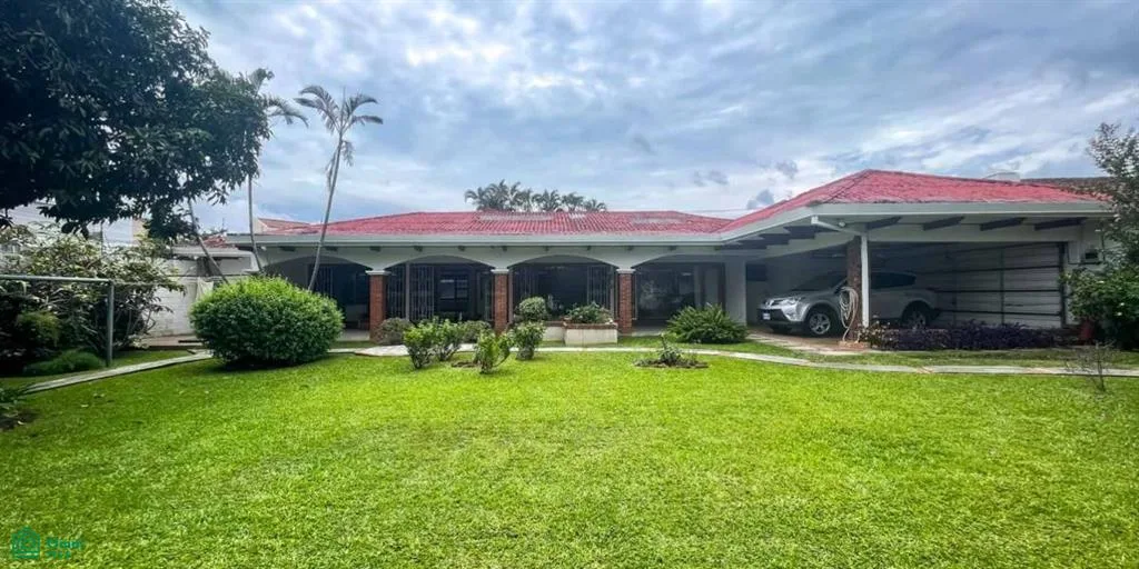 Venta Amplia Casa con Jardín, Ideal para Remodelar con Uso de Suelo Mixto