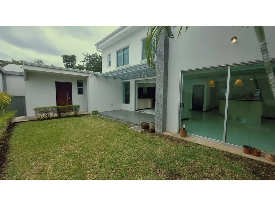 Casa moderna en condominio Santa Ana