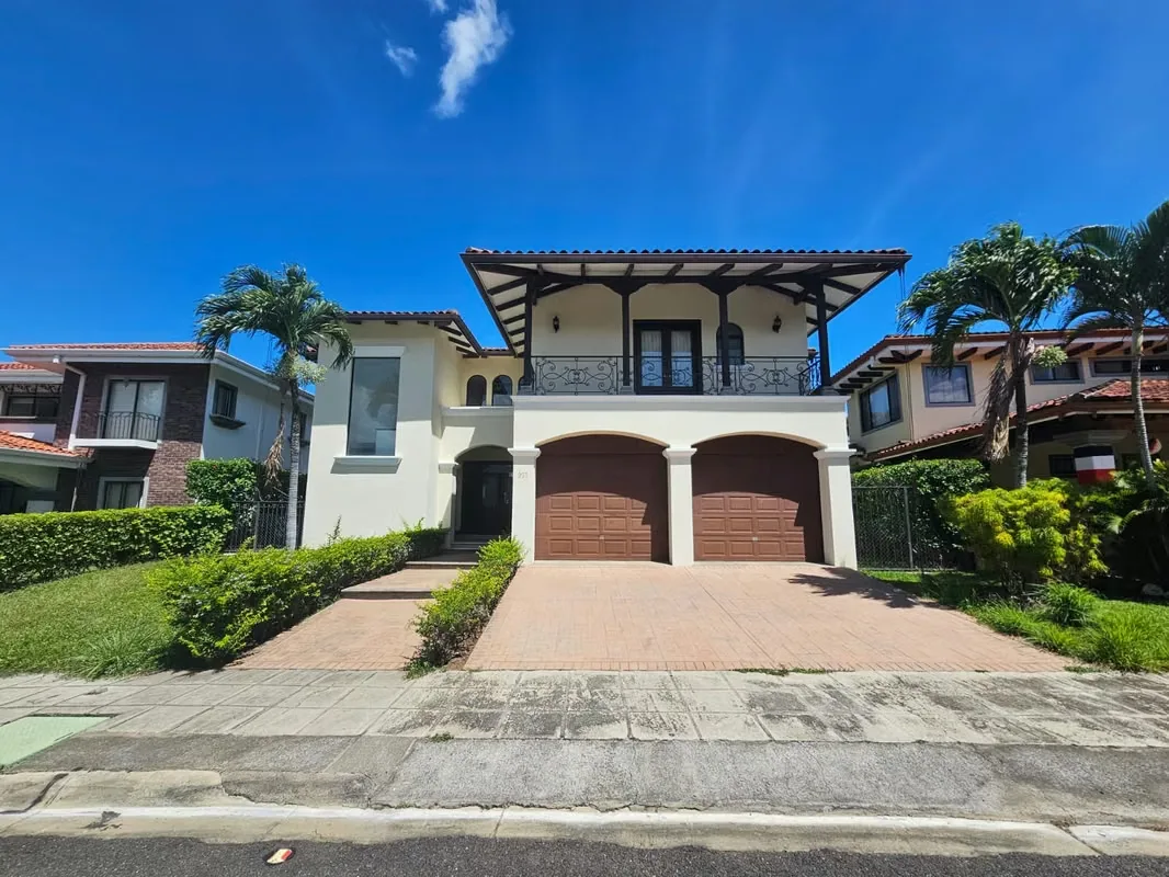 Residencia Colonial de Lujo en Alquiler – Valle del Sol, Santa Ana
