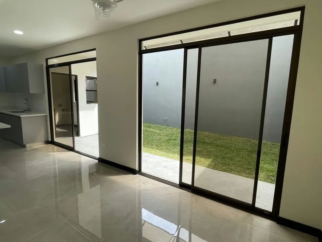 Esta hermosa propiedad de dos plantas tiene un espectacular diseño contemporáneo y cuenta con tres habitaciones (la habitación principal con walk-in closet y baño privado), tres ..., photo 6
