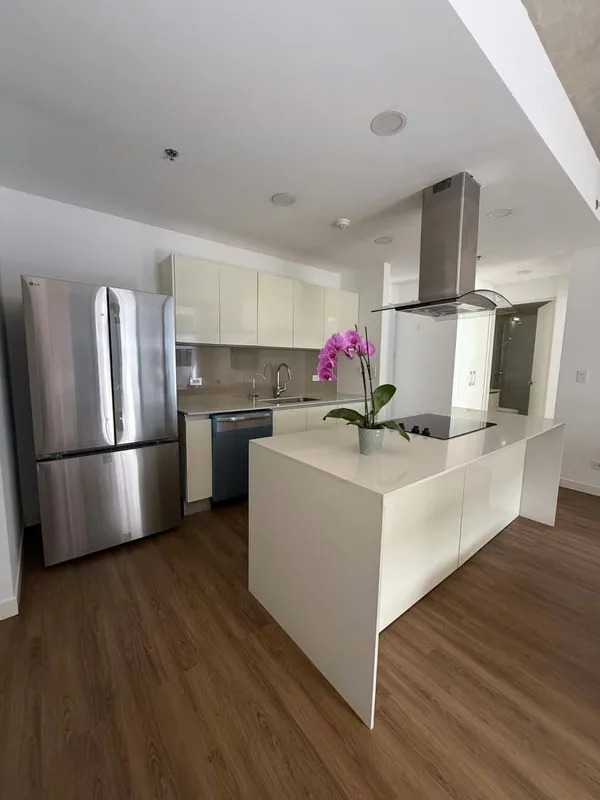 Ubicado en el exclusivo complejo residencial Escazú Village, este apartamento amueblado ofrece una excelente combinación de comodidad, ubicación y acceso a una amplia variedad de ...