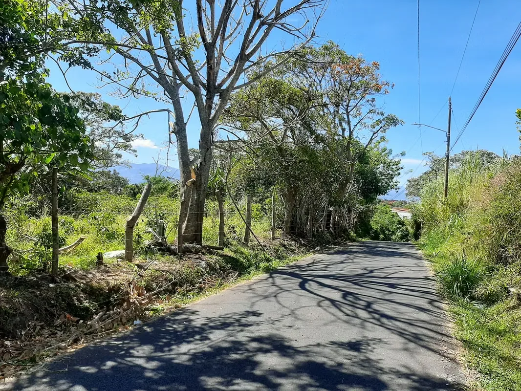 I sell one farm in Barva center that has use of high density soil according to the new regulatory plan already approved. It is 3 hectares. In front of the national university's leisure ...