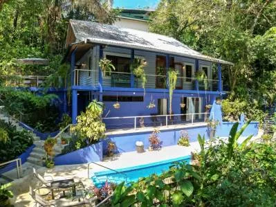 Casa Hermanas: en la selva con piscina, estudio y potencial de ingresos en venta en Manuel Antonio