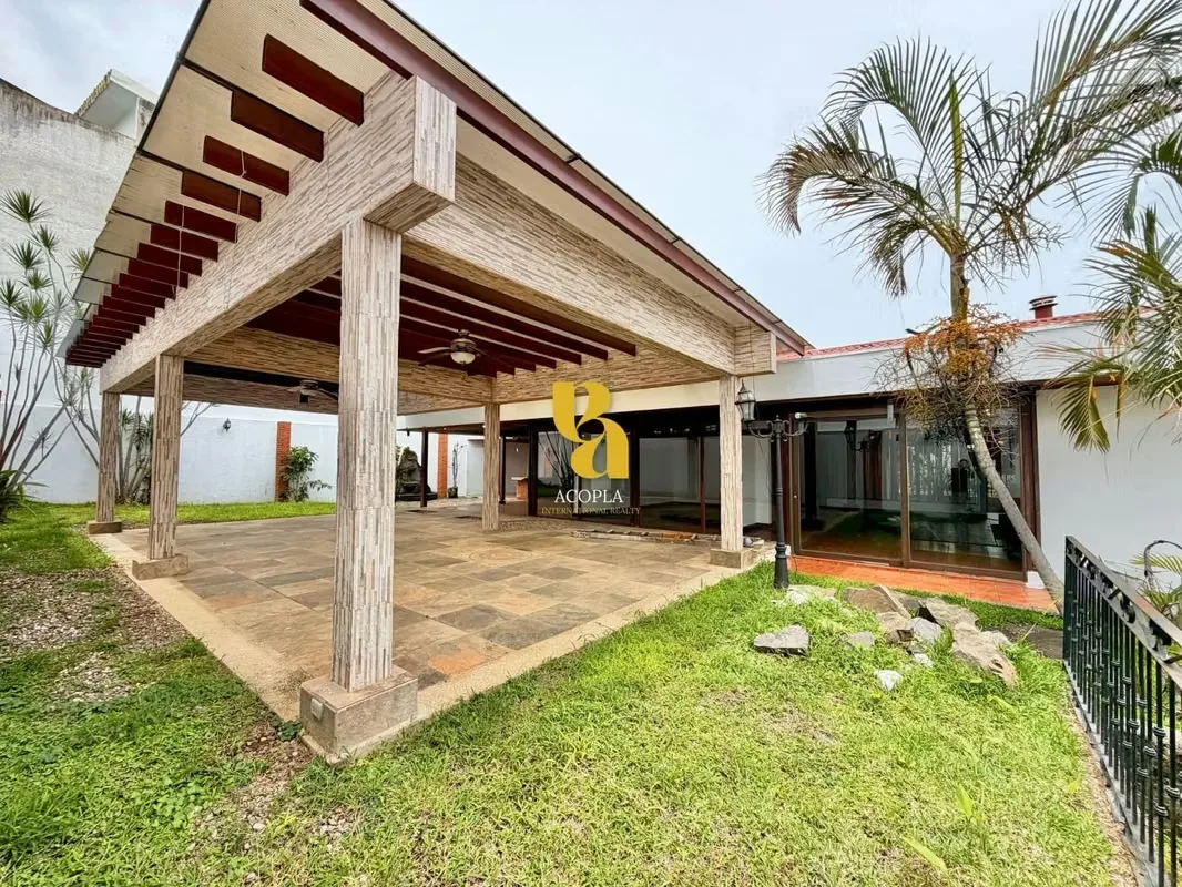 Large independent house for commercial use in Rohrmoser, San José.