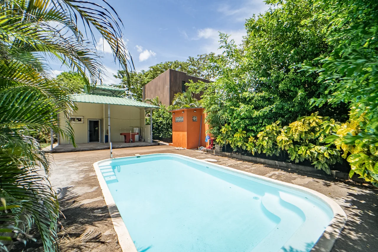 Casa Pequeña - Jungle Bungalow with Room to Build