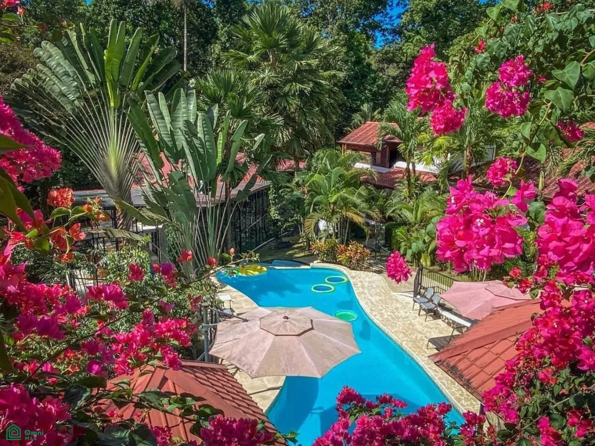 2,86 ACRES – Retiro junto al río con 6 villas, suite principal, piscina de agua!