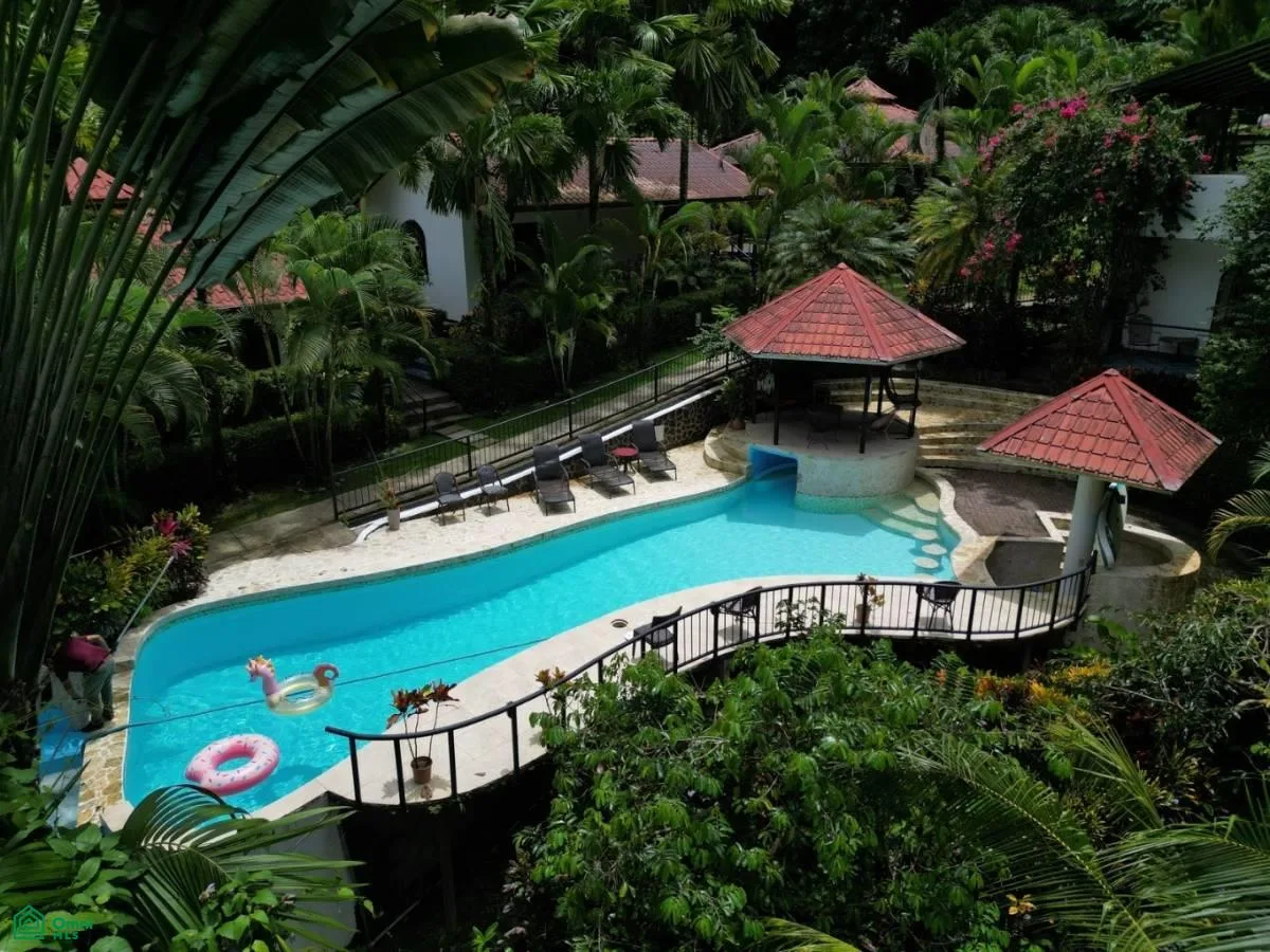 2,86 ACRES – Retiro junto al río con 6 villas, suite principal, piscina de agua!, photo 3