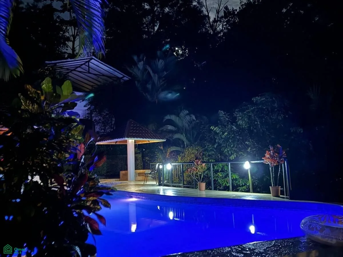 2,86 ACRES – Retiro junto al río con 6 villas, suite principal, piscina de agua!, photo 9