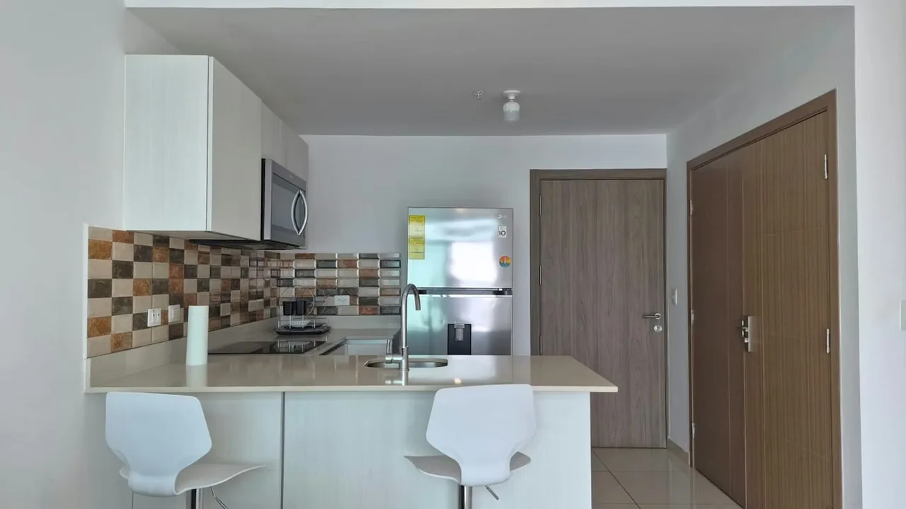 Modern apartment for rent on the top floor of Bambu Rivera, Tibás. It has 2 bedrooms, 2 bathrooms, full white line and partial furnished. Includes 1 parking lot. Enjoy pool, gym, ...